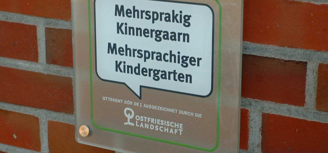Außenbeschilderung für einen mehrsprachigen Kindergarten