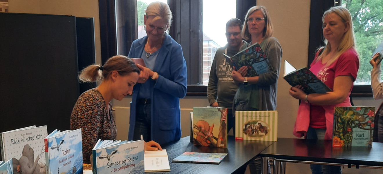 Die Autorin Andrea Reitmeyer signiert Kinderbücher