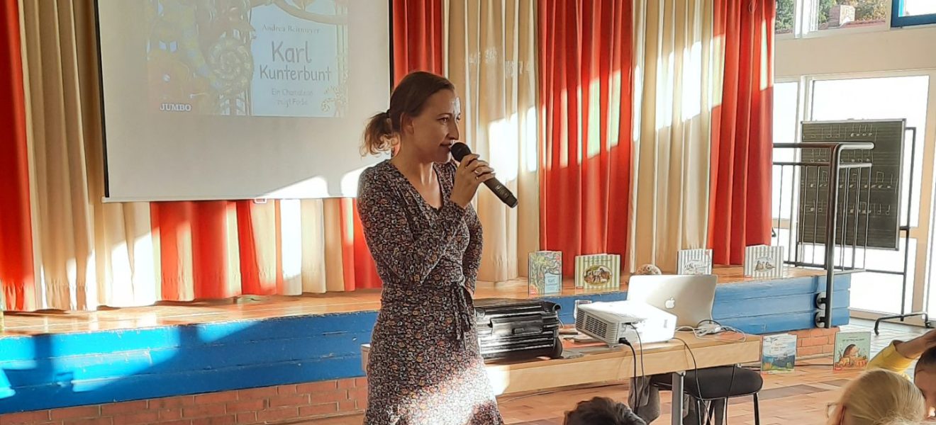 Die Autorin Andrea Reitmeyer vor einer Schulklasse