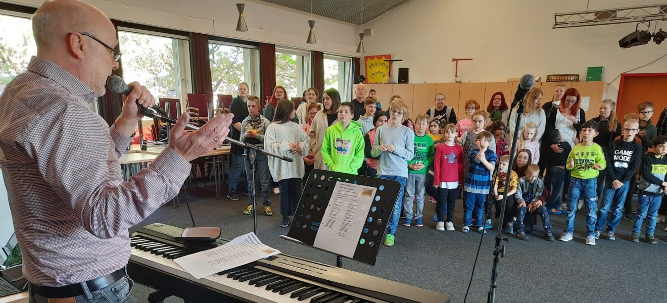 Musiker mit singenden Schülern