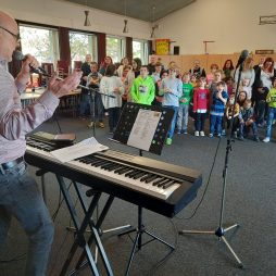 Musiker mit singenden Schülern