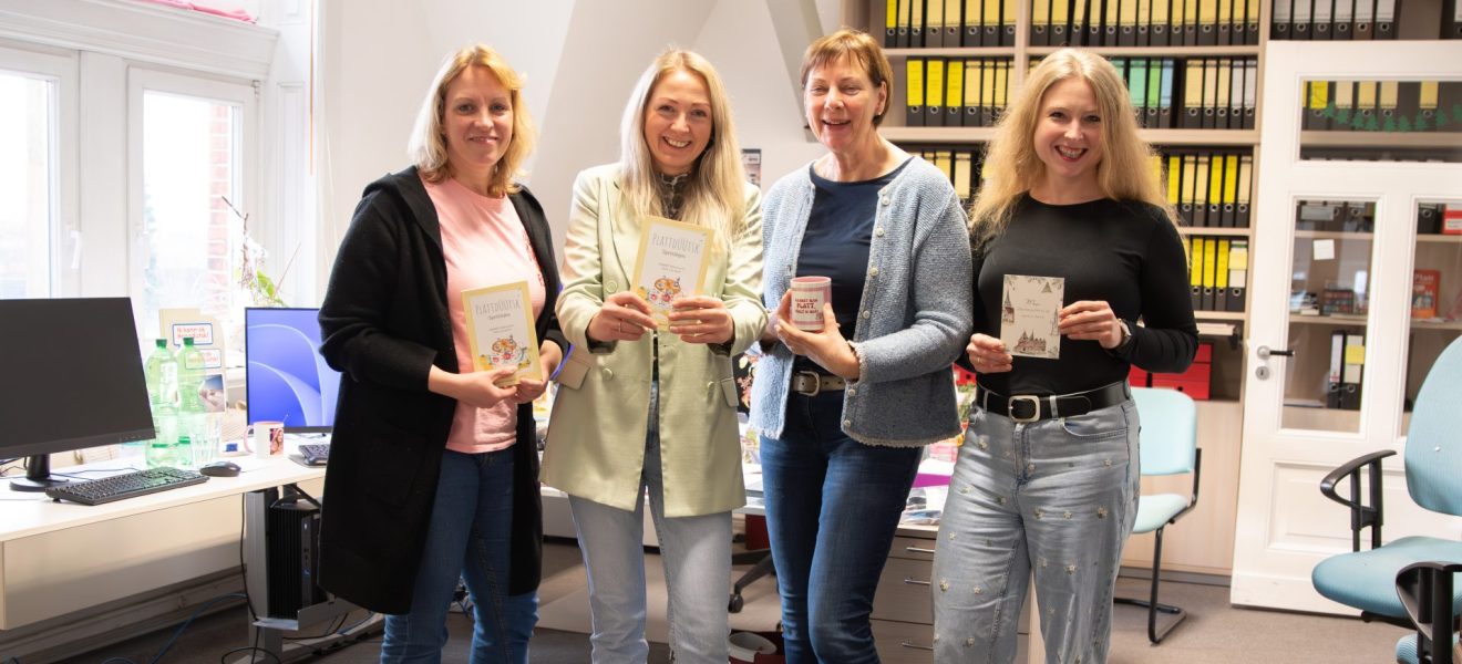Johanne von Aschwege alias „Ostfriesin Johanne“ (2. v. l.) mit Vera Hansen, Ilse Gerdes und Grietje Kammler vom Plattdüütskbüro der Ostfriesischen Landschaft (Foto: Sebastian Schatz, Ostfriesische Landschaft)