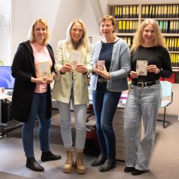 Johanne von Aschwege alias „Ostfriesin Johanne“ (2. v. l.) mit Vera Hansen, Ilse Gerdes und Grietje Kammler vom Plattdüütskbüro der Ostfriesischen Landschaft (Foto: Sebastian Schatz, Ostfriesische Landschaft) Johanne von Aschwege alias „Ostfriesin Johanne“ (2. v. l.) mit Vera Hansen, Ilse Gerdes und Grietje Kammler vom Plattdüütskbüro der Ostfriesischen Landschaft (Foto: Sebastian Schatz, Ostfriesische Landschaft)