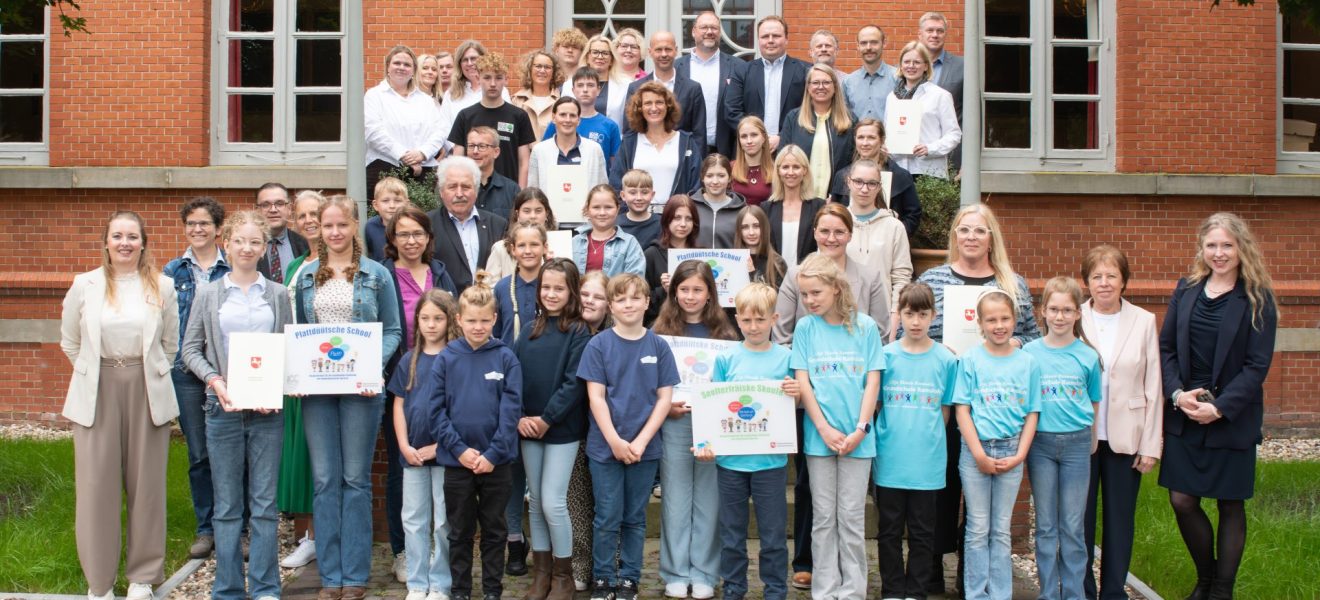 Auszeichnung plattdt Schulen Gruppenbild