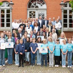 Auszeichnung plattdt Schulen Gruppenbild